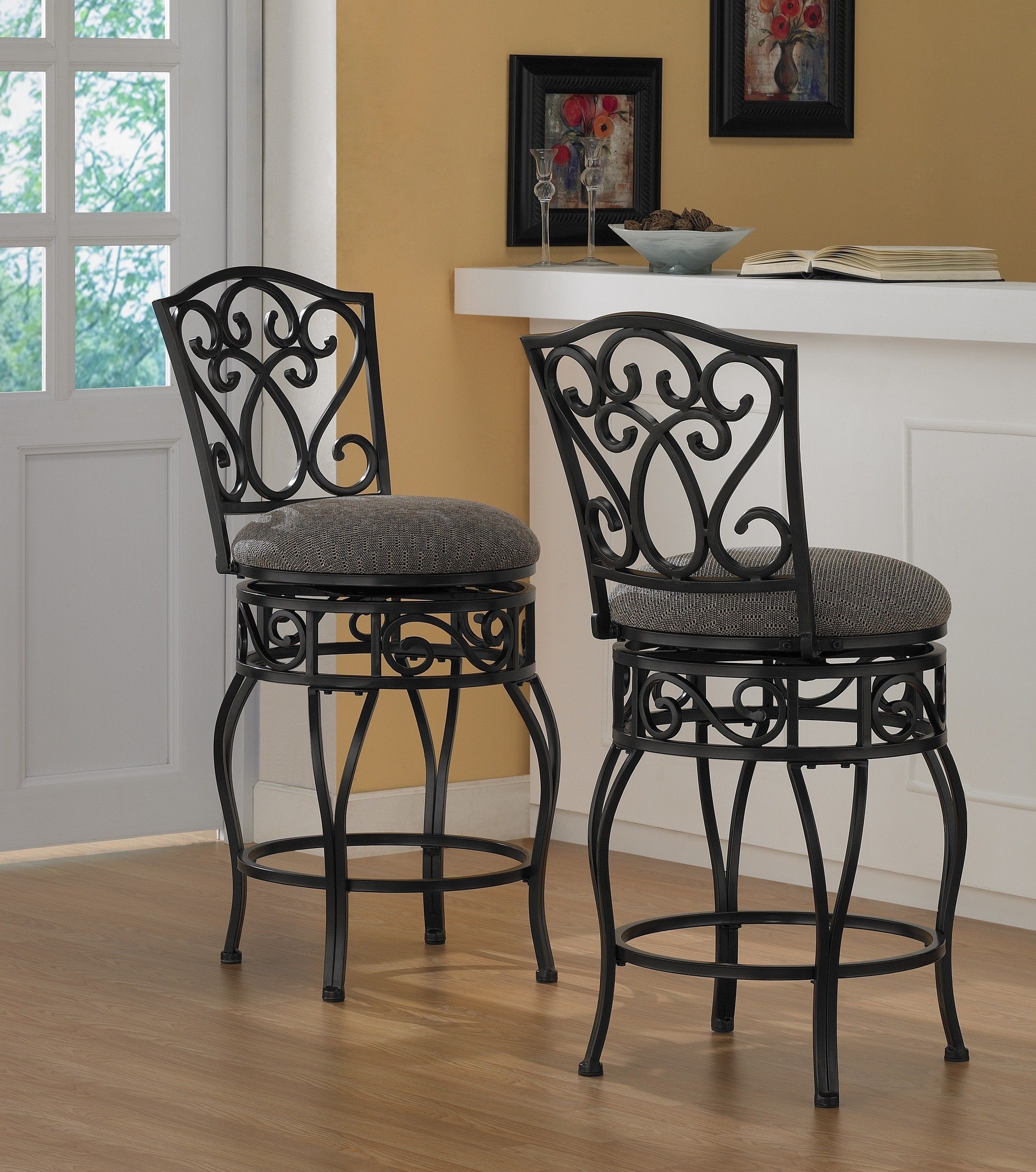 Chase 24-inch 360 Swivel Counter Stools (Set of 2)