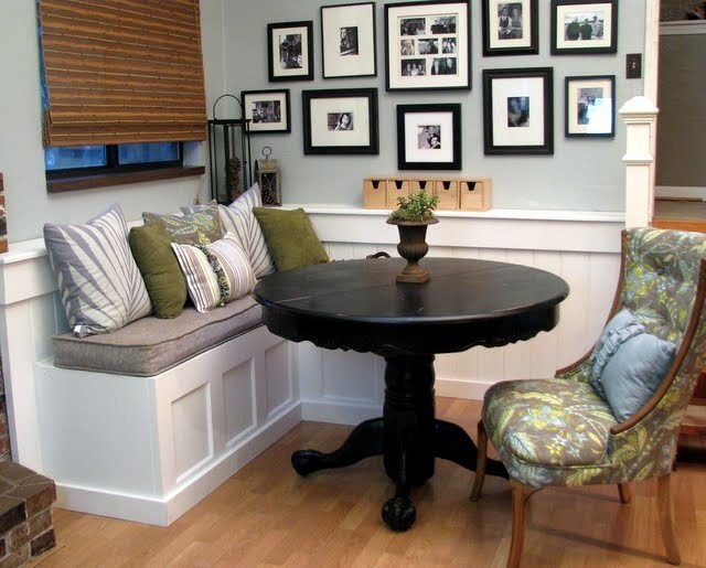 Corner booth table