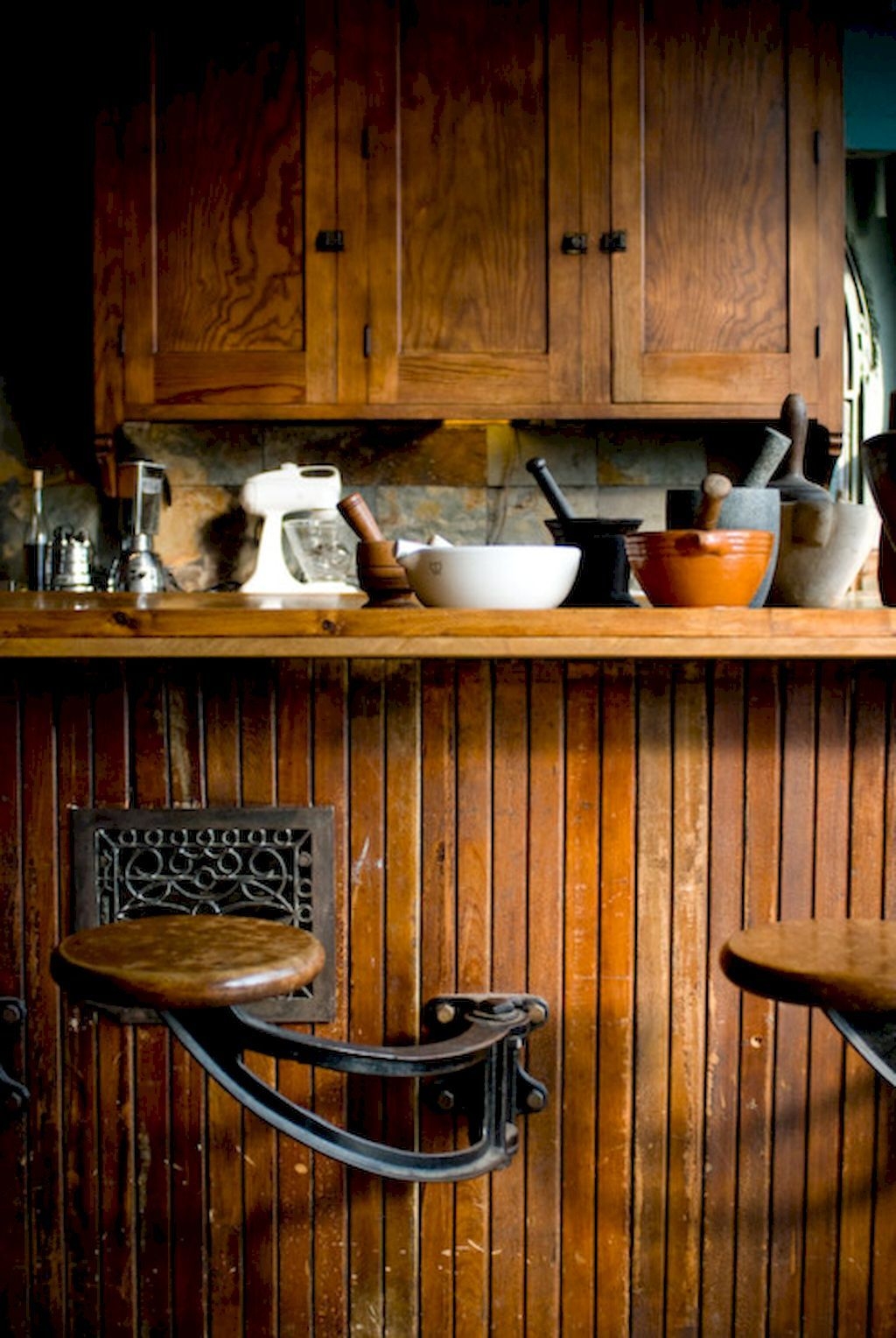 Swinging bar stools