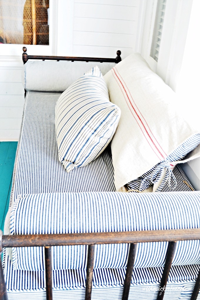 Cottage style futon 3