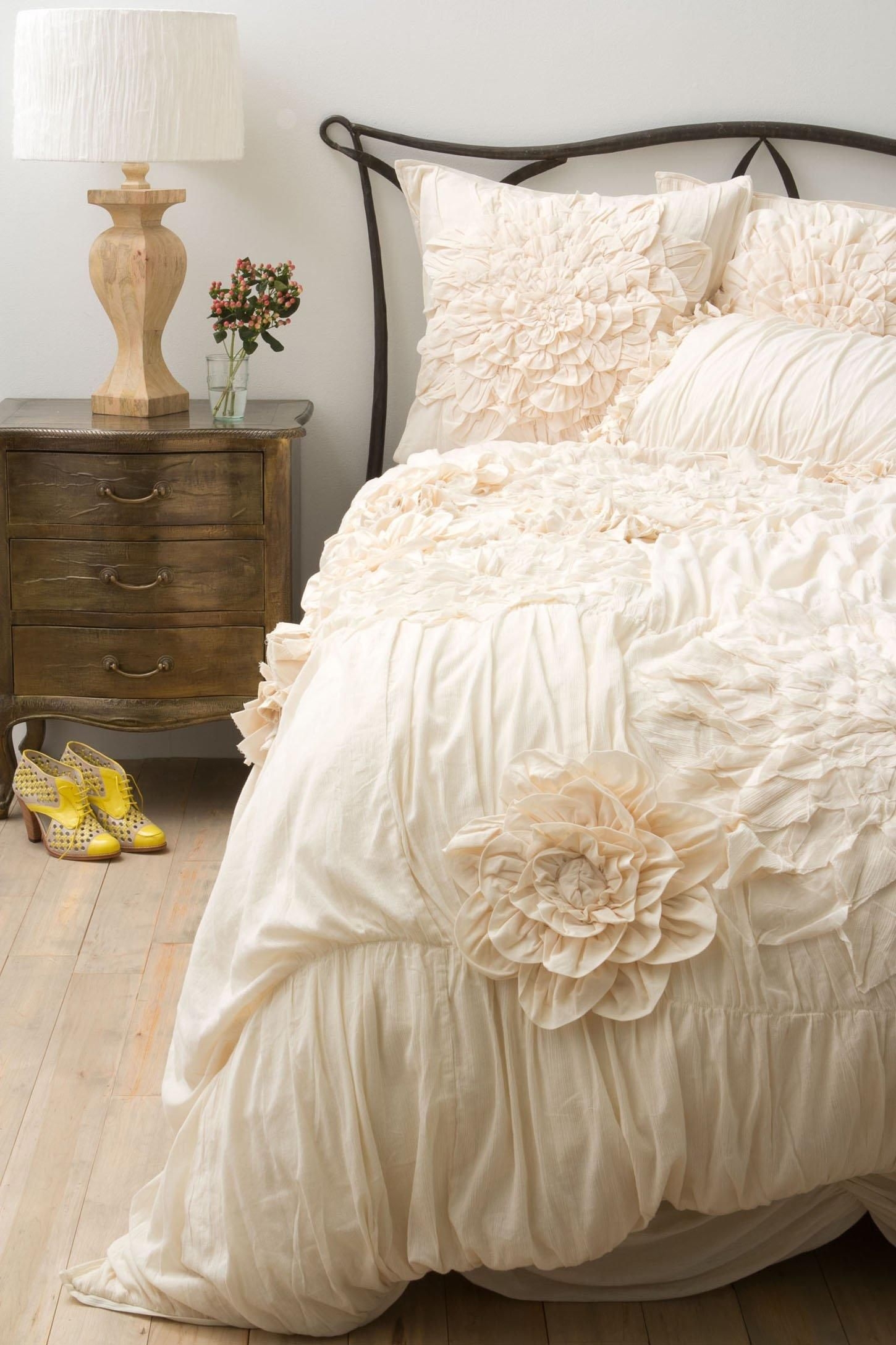 Feminine bedding sets