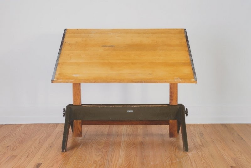 Motorized drafting table