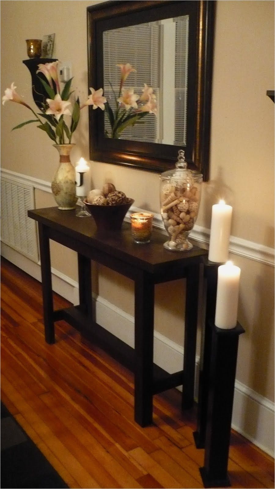Foyer table and mirror set