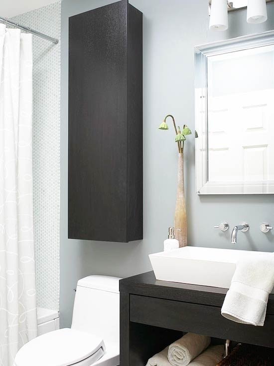 Wall mounted linen cabinet