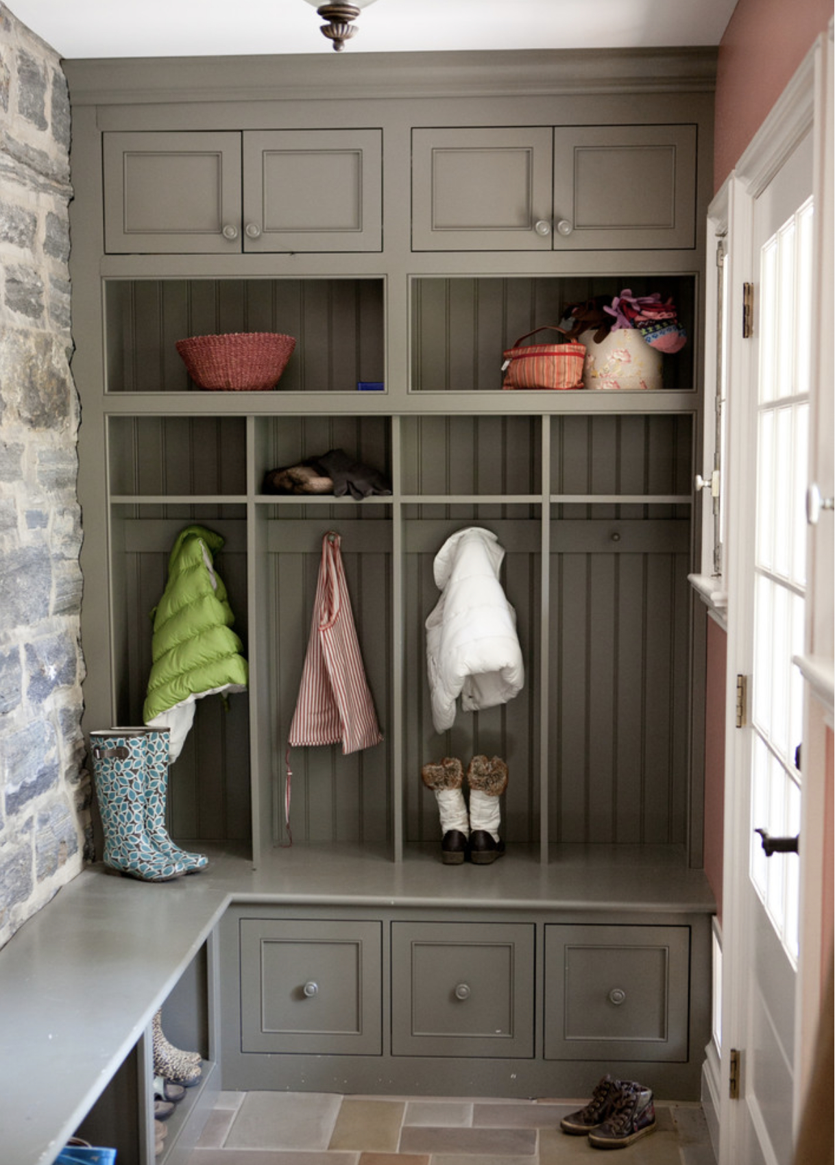 Corner storage bench with basket