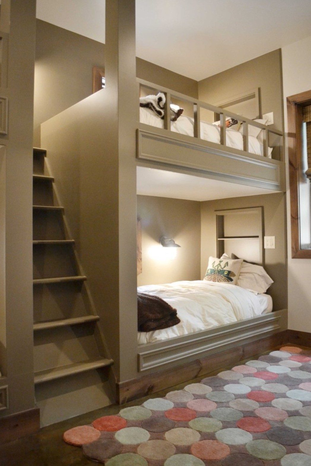 Corner bunk bed