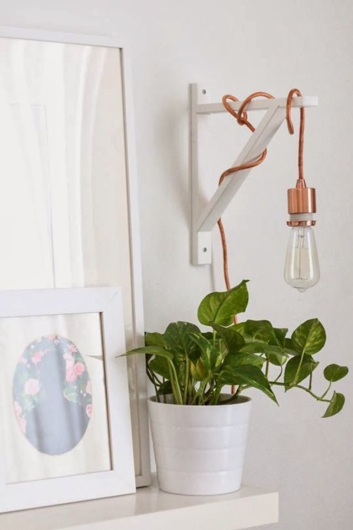 Wall mounted pendant light