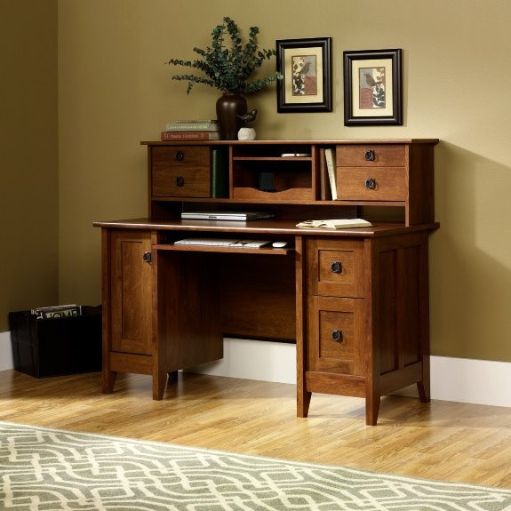 Computer desk with locking drawers