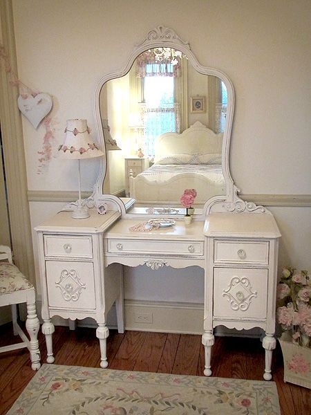 Vintage vanity table