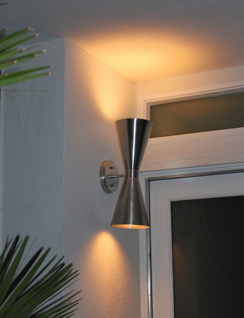 The sconce is a mid century modern style light fixture