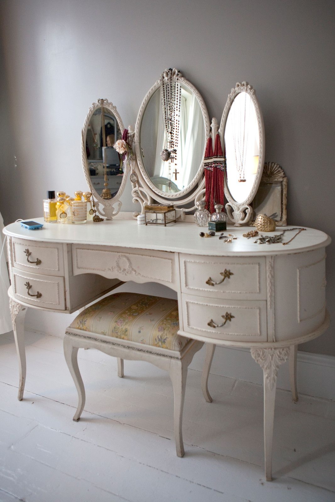 Makeup dressing table