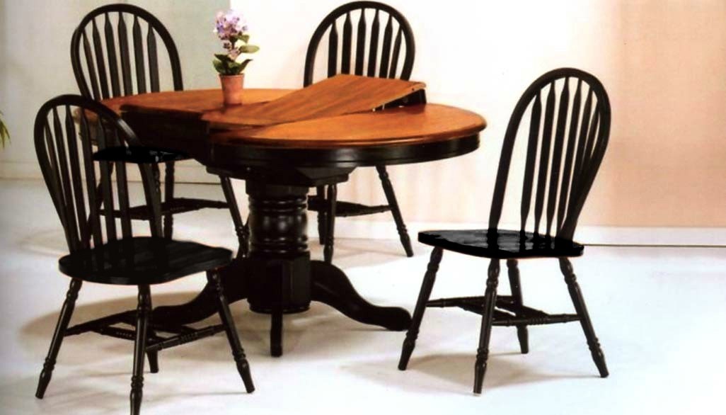 Round table with leaf