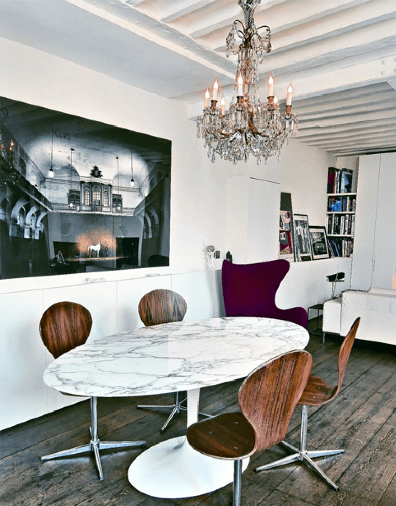 Oval modern dining table