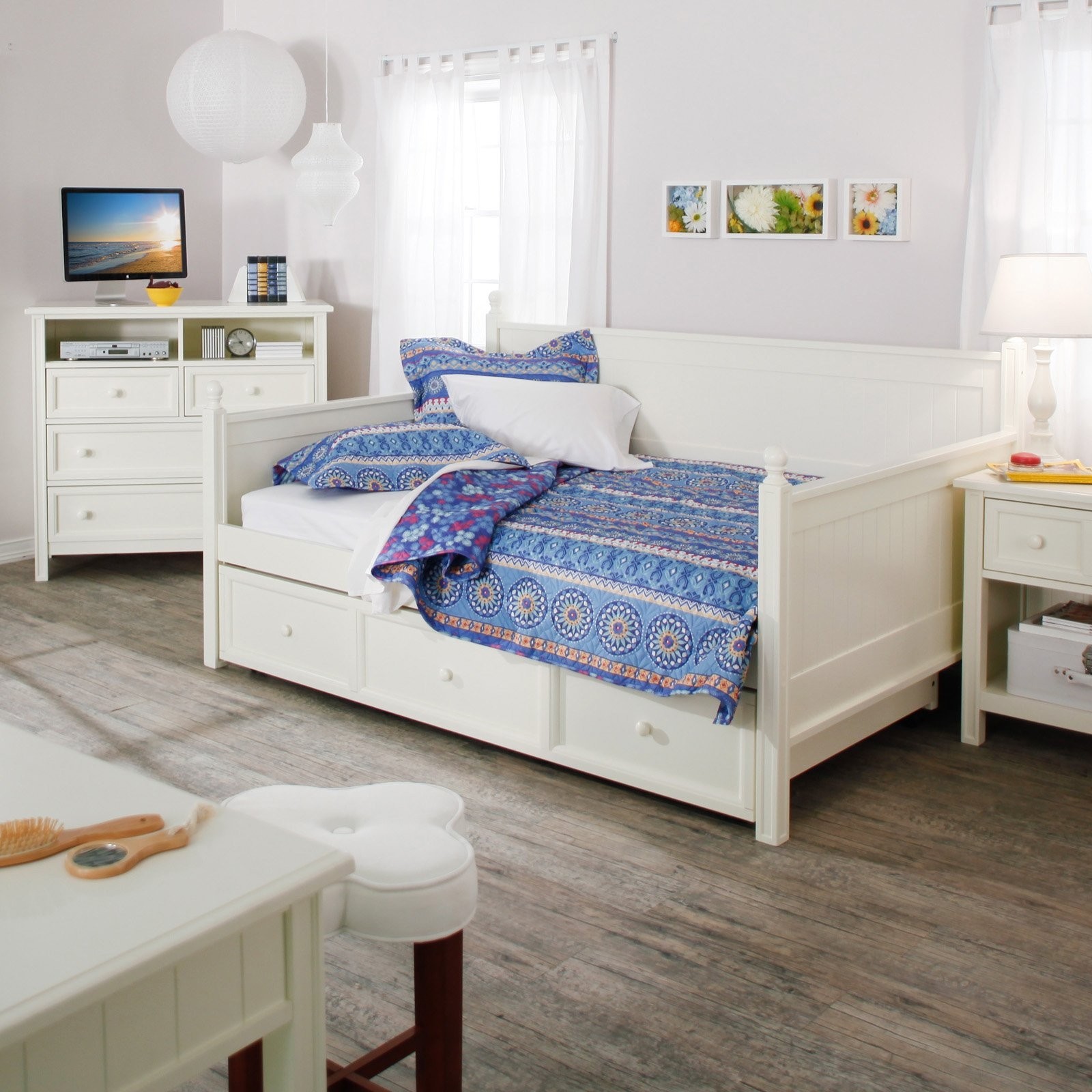White wooden daybed