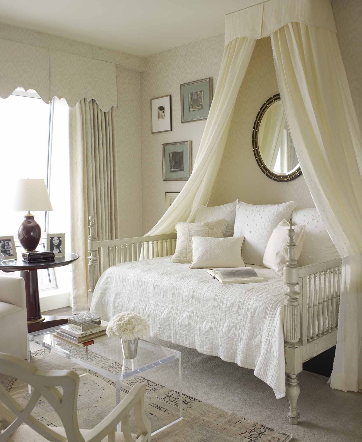 Victorian daybed with trundle