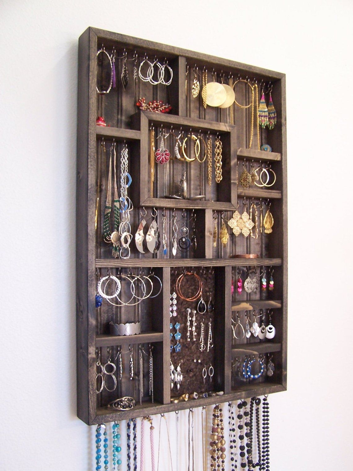 Jewelry box to hang necklaces