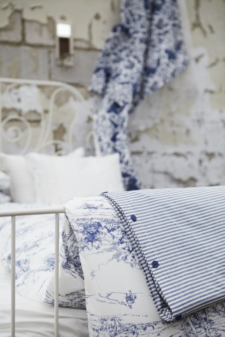 Red toile