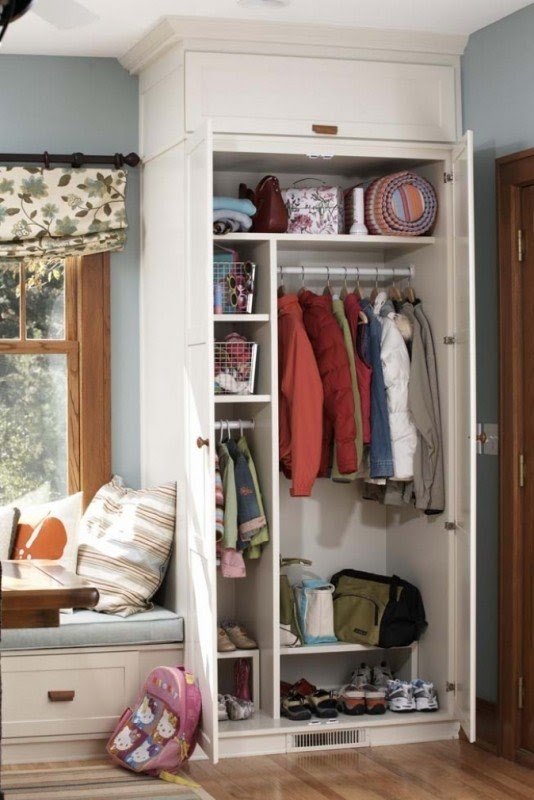 Coat cabinet