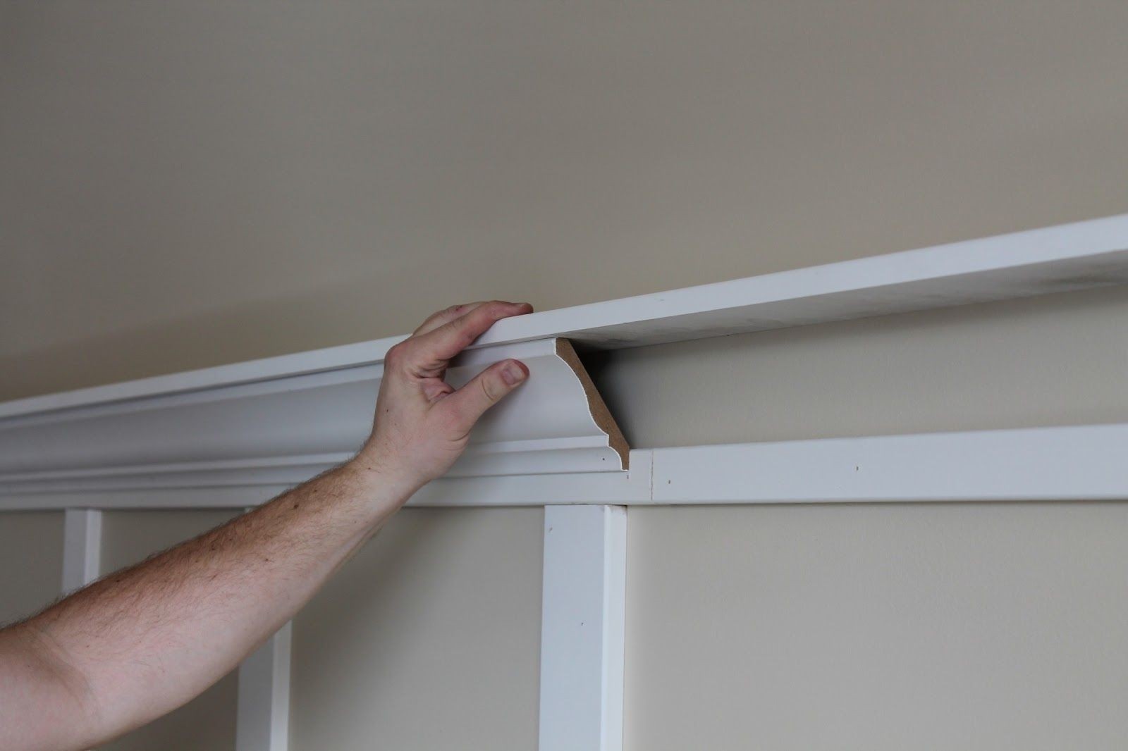 Crown molding ledge