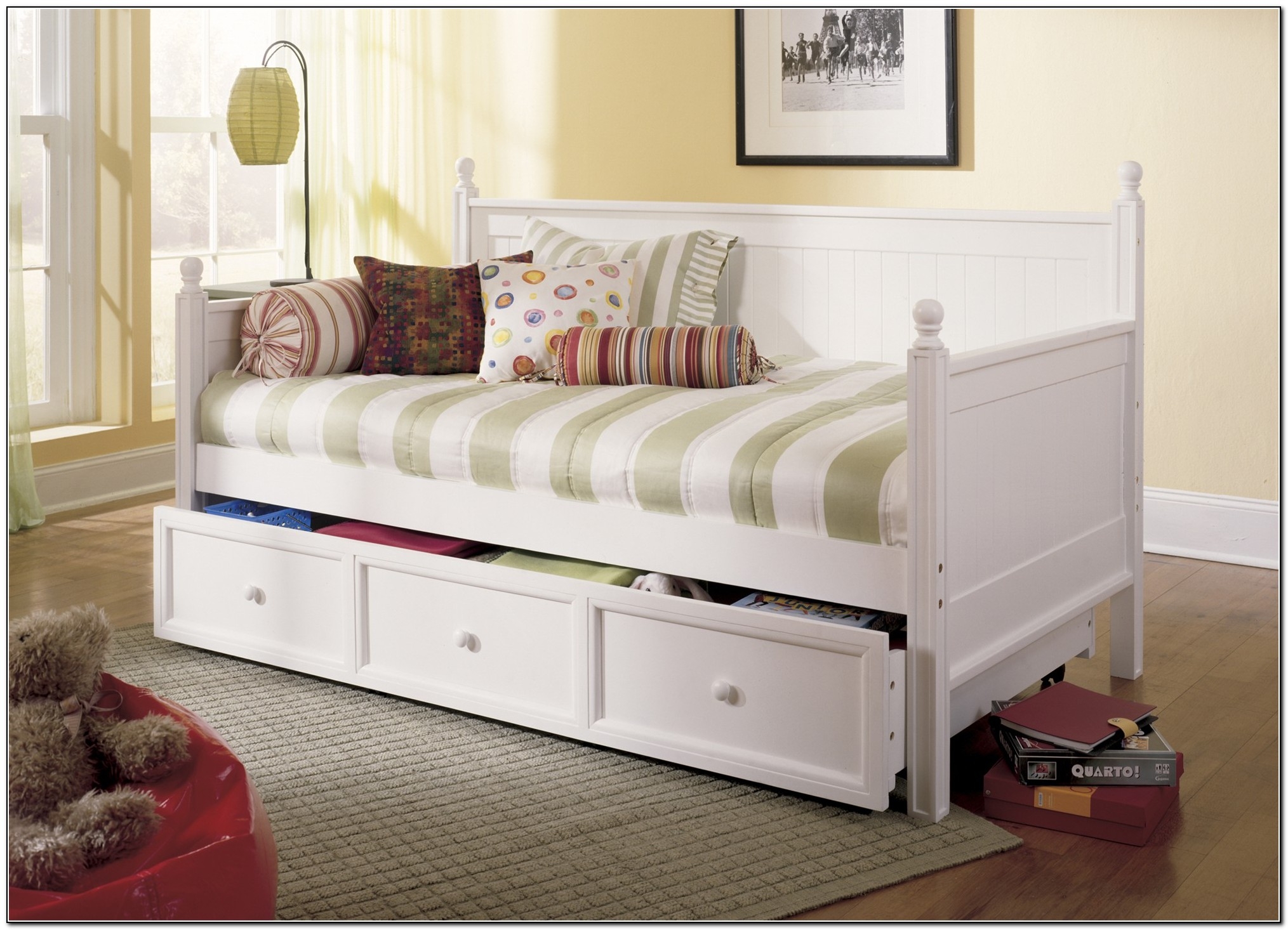 Daybed under window