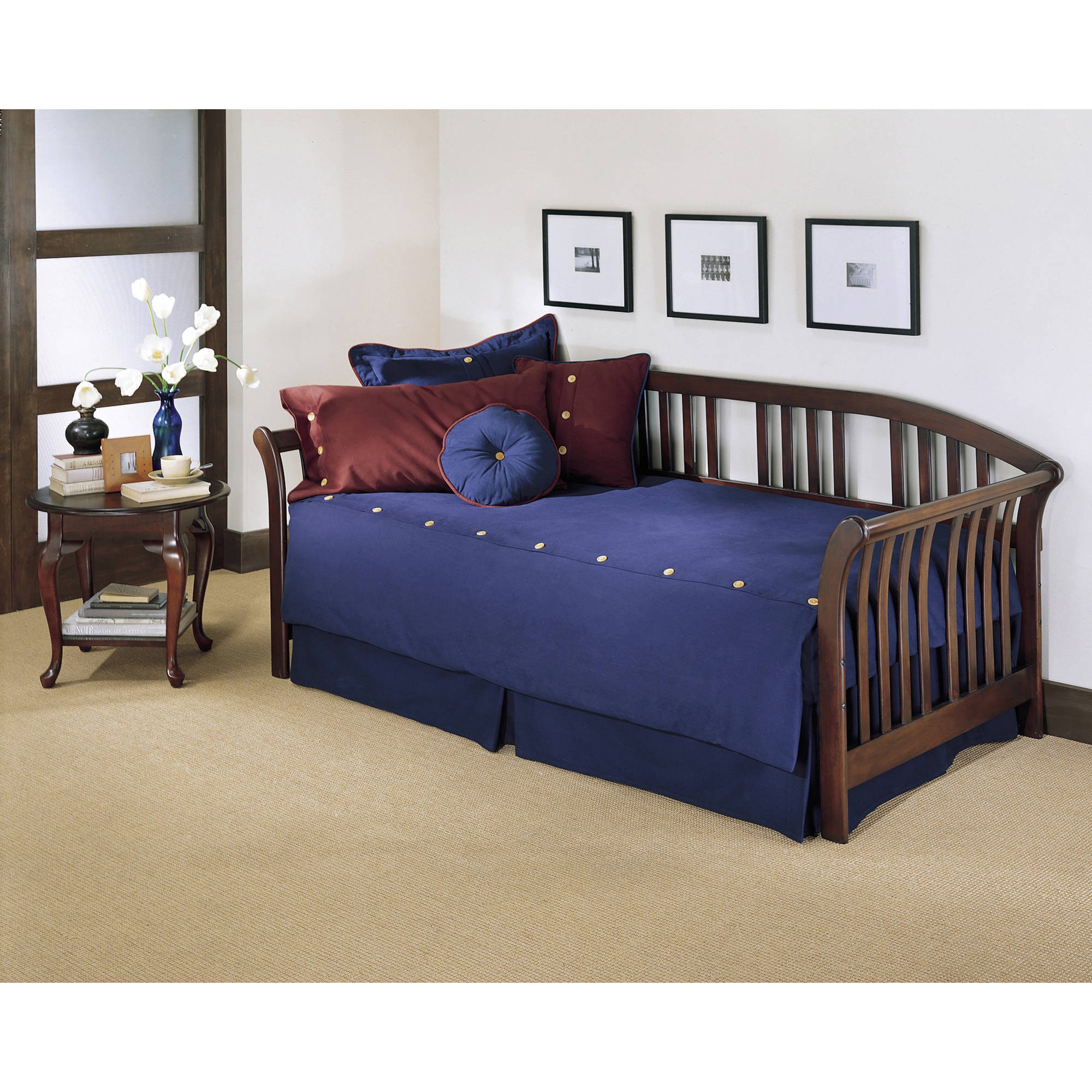 White daybed with pop up trundle
