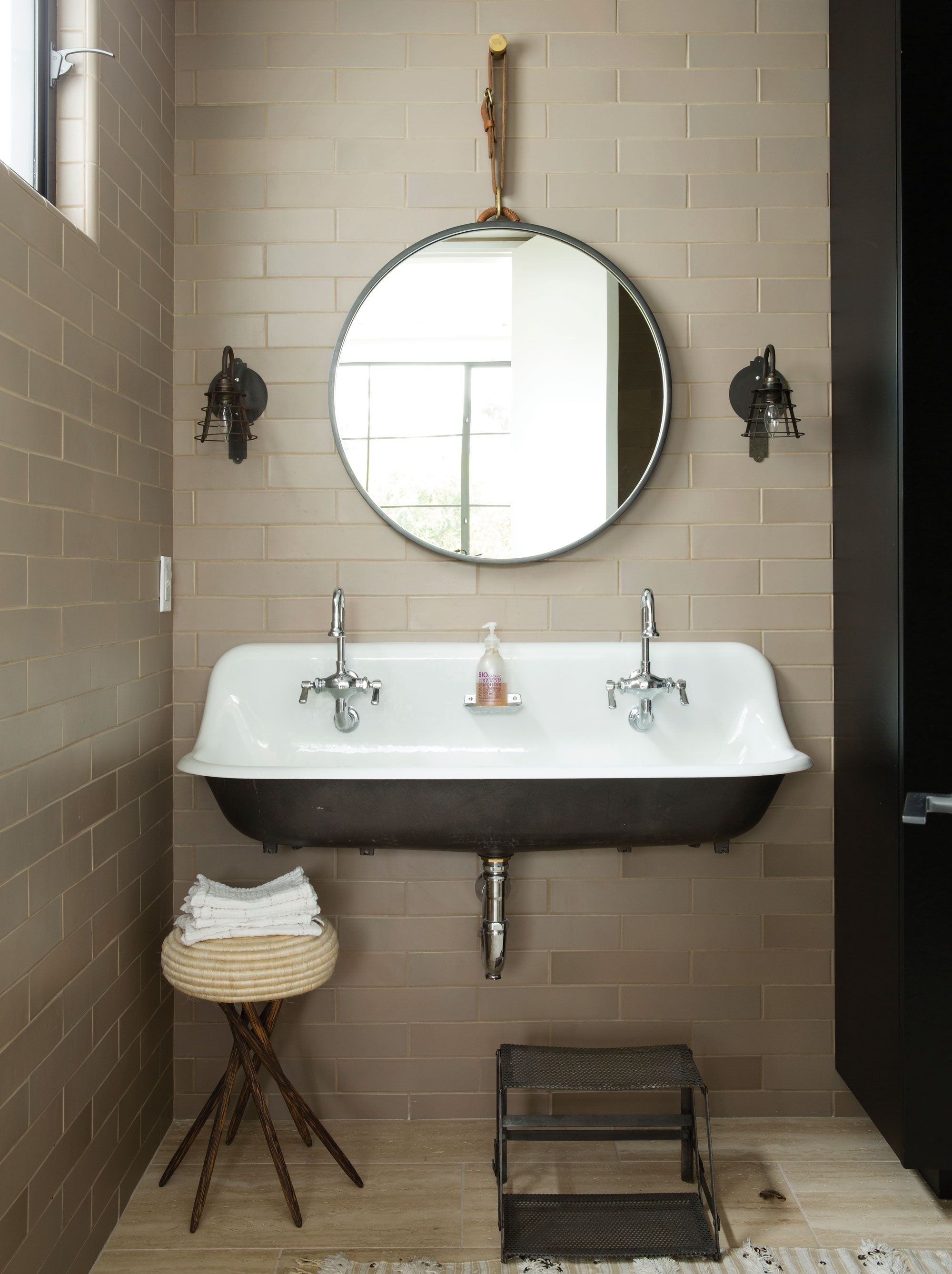 Metal trough sink