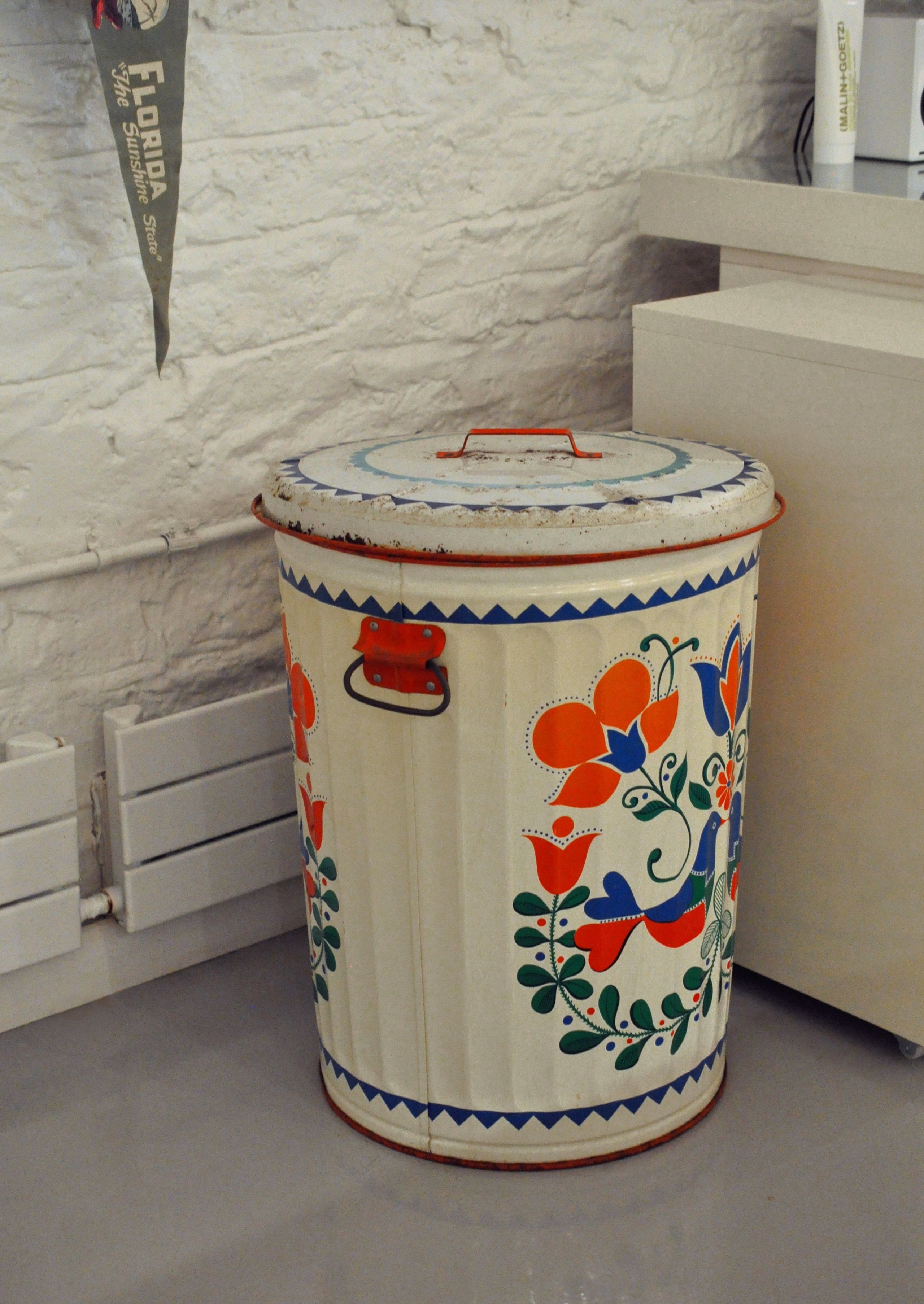 Rolling metal laundry basket
