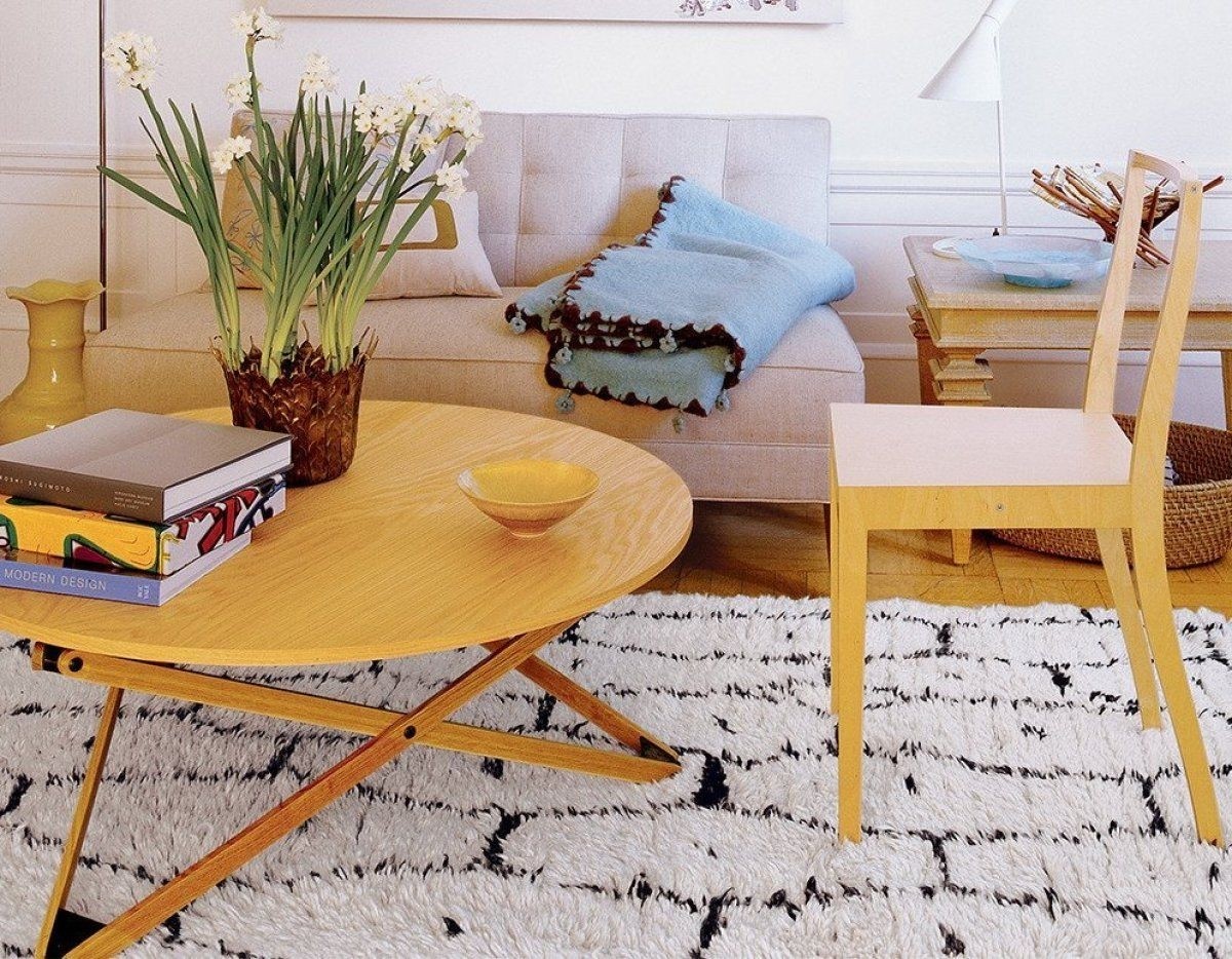 Adjustable dining table
