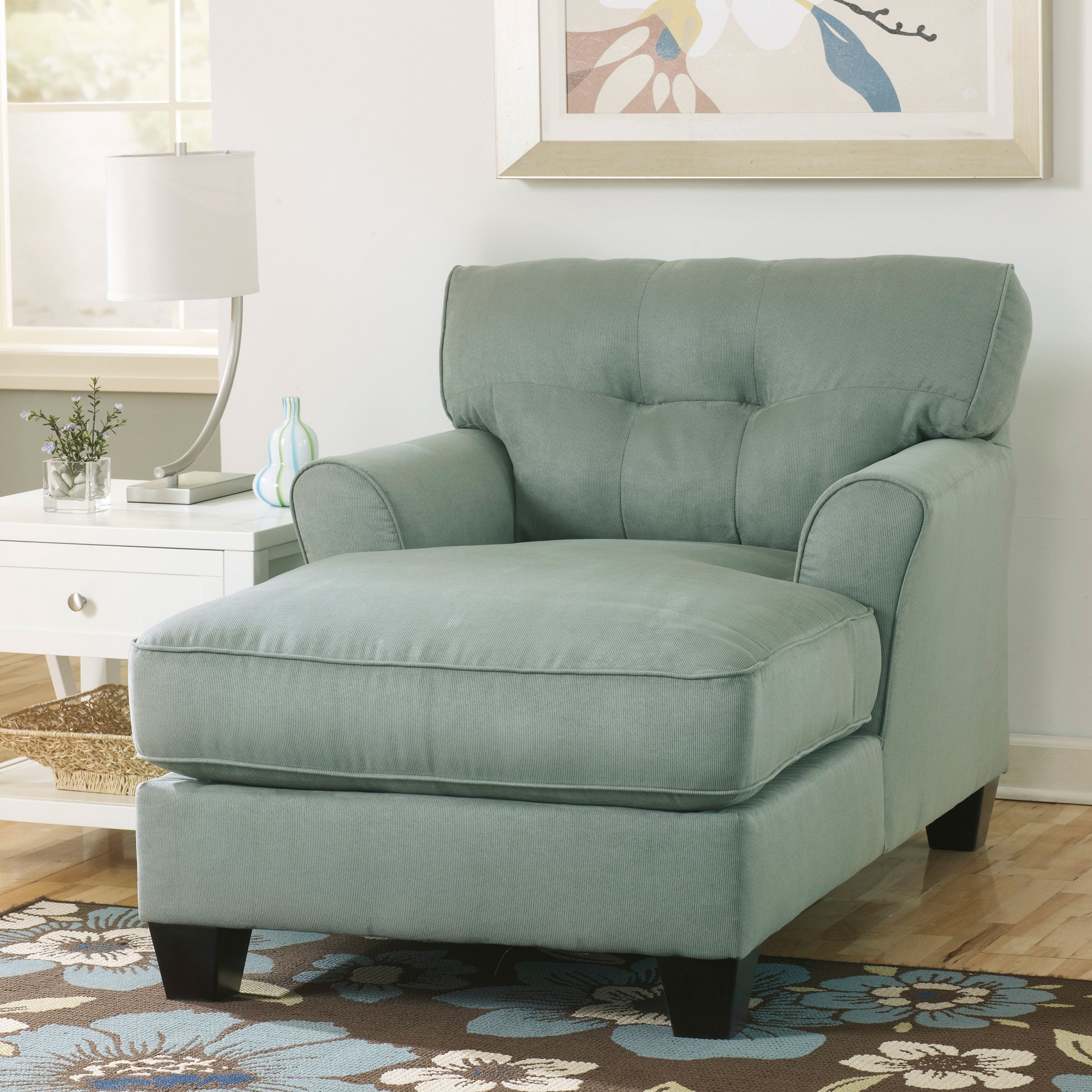 Chaise lounge with arms
