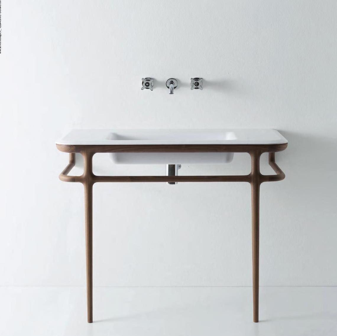 Double pedestal sinks