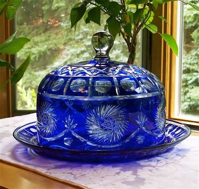Pedestal cake stand with dome