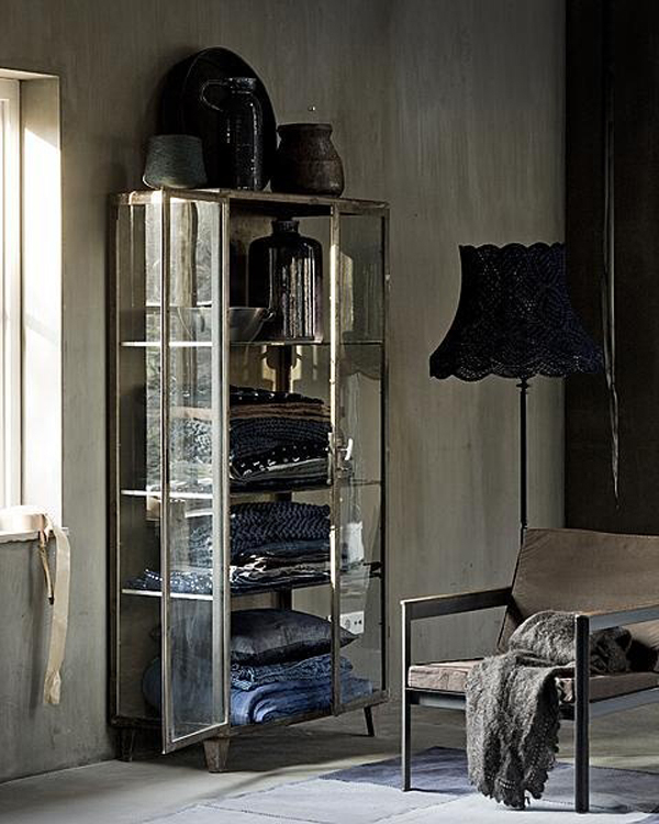 Metal display cabinet