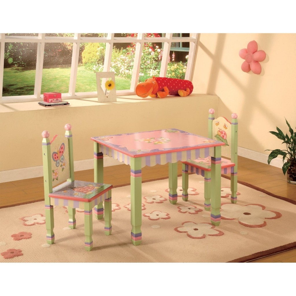 This high quality hand painted hand carved set includes a