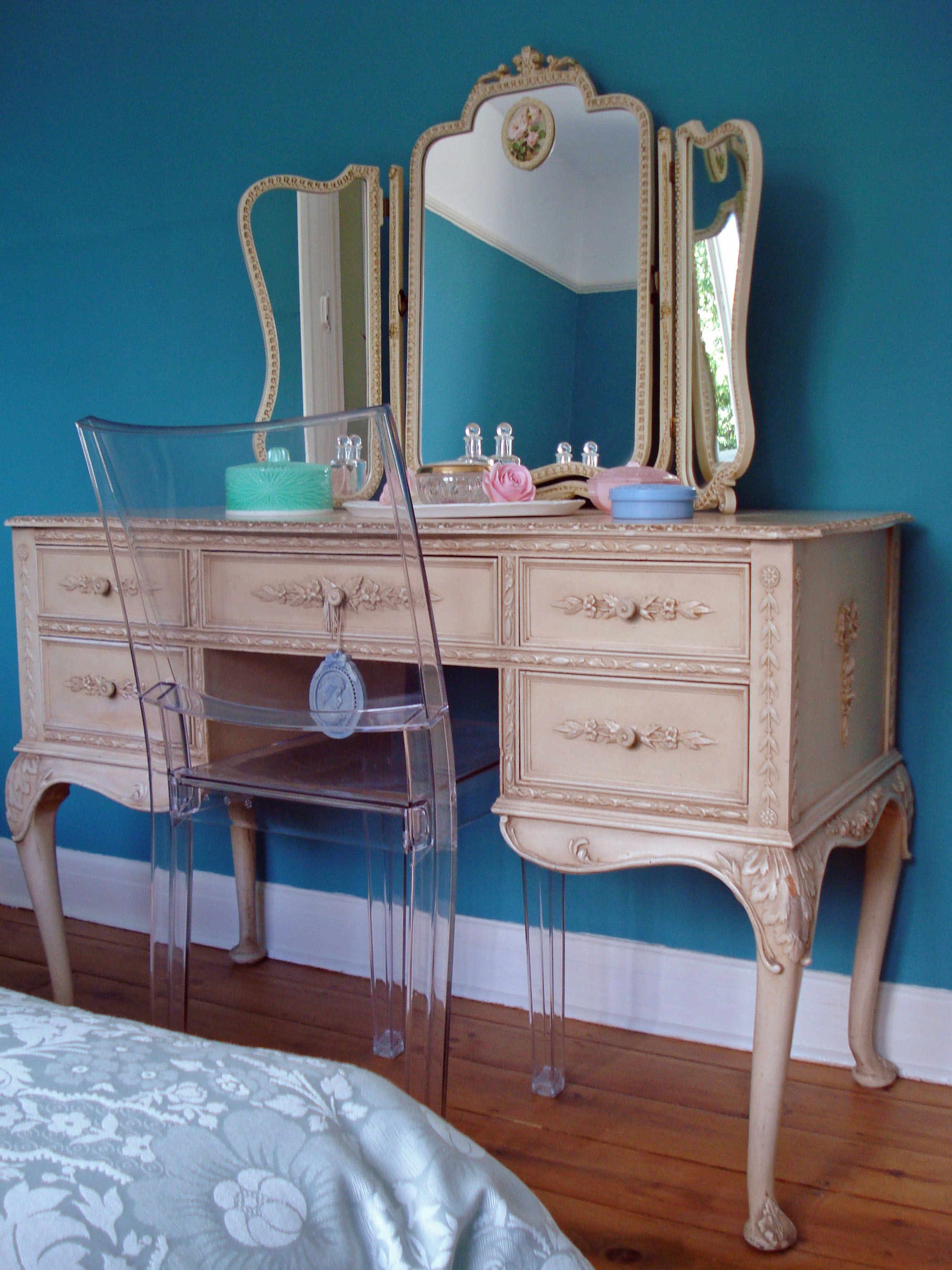 Antique white vanity set 11