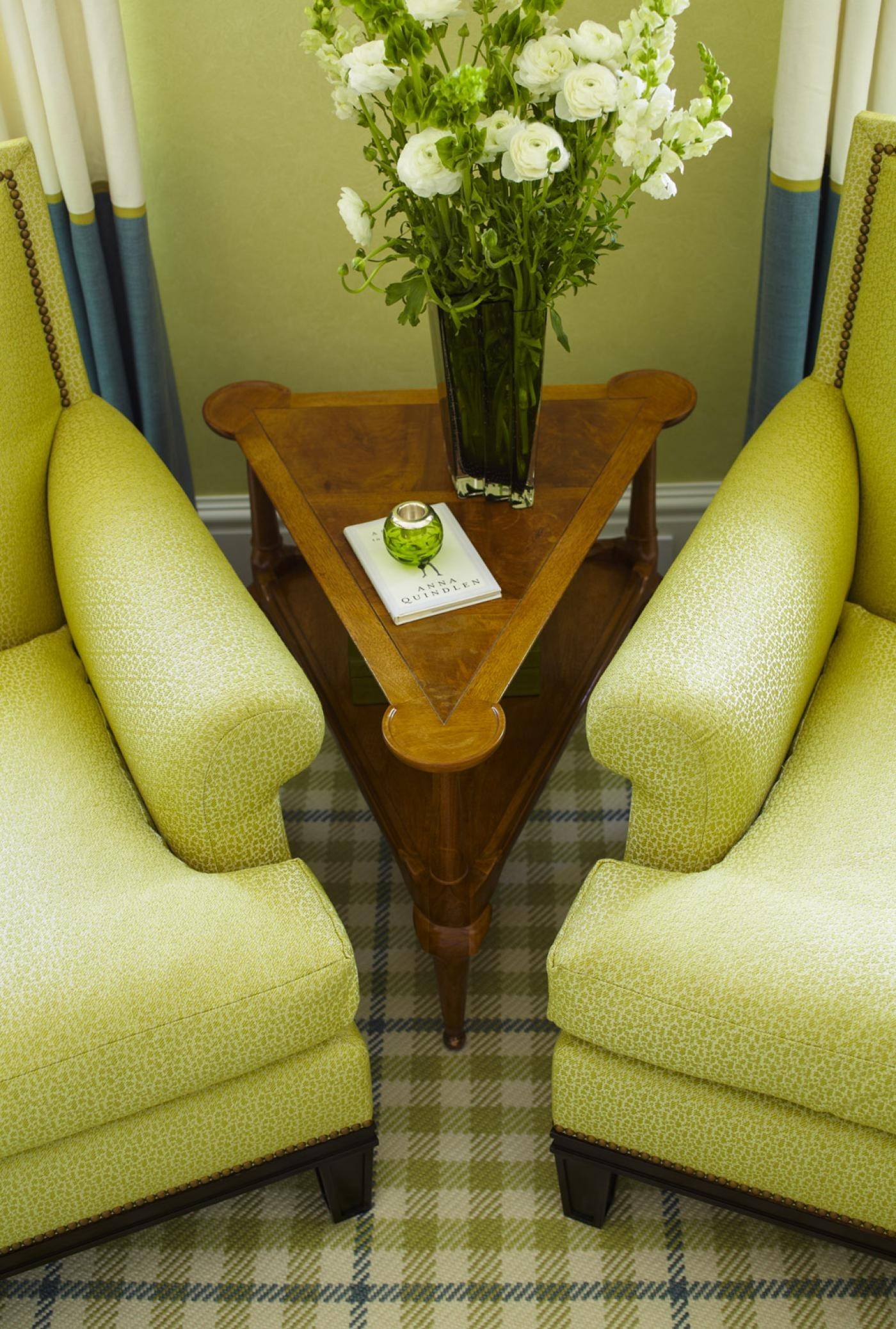 Triangular corner table