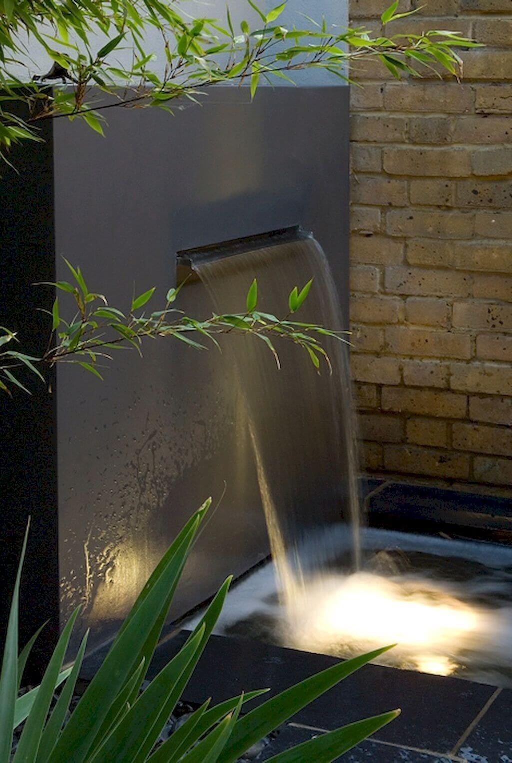 Corner water fountain
