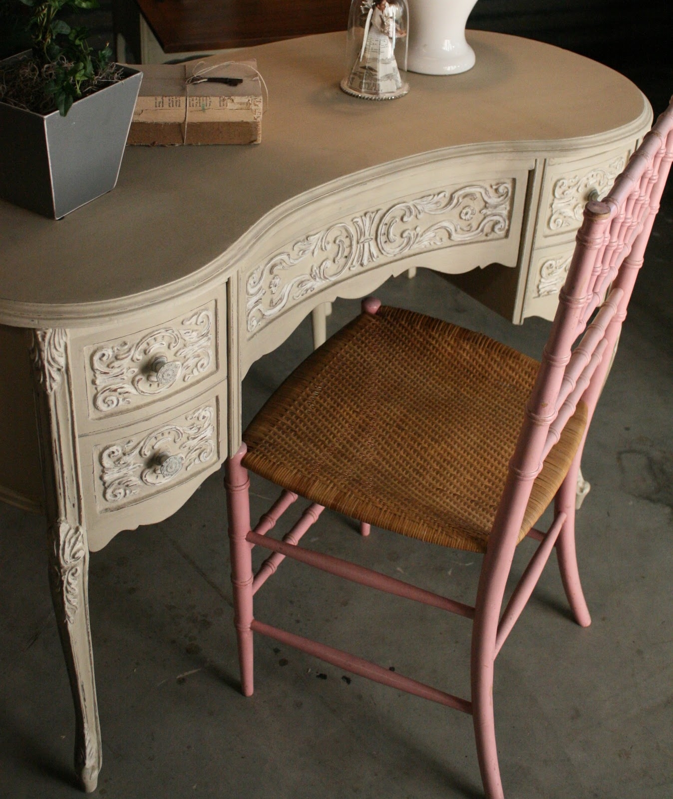 Country secretary desk