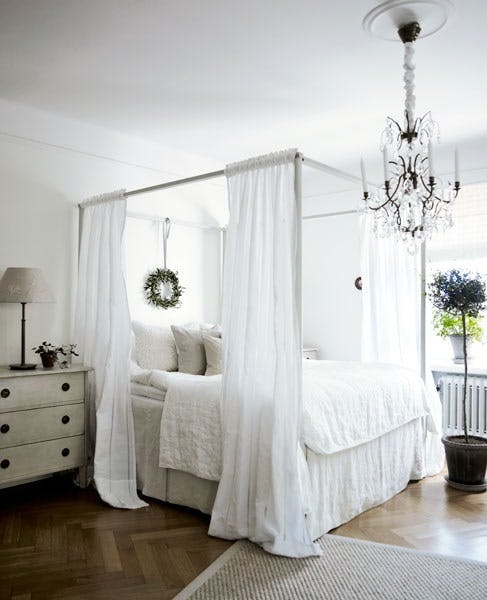 Four post canopy bed frame 3