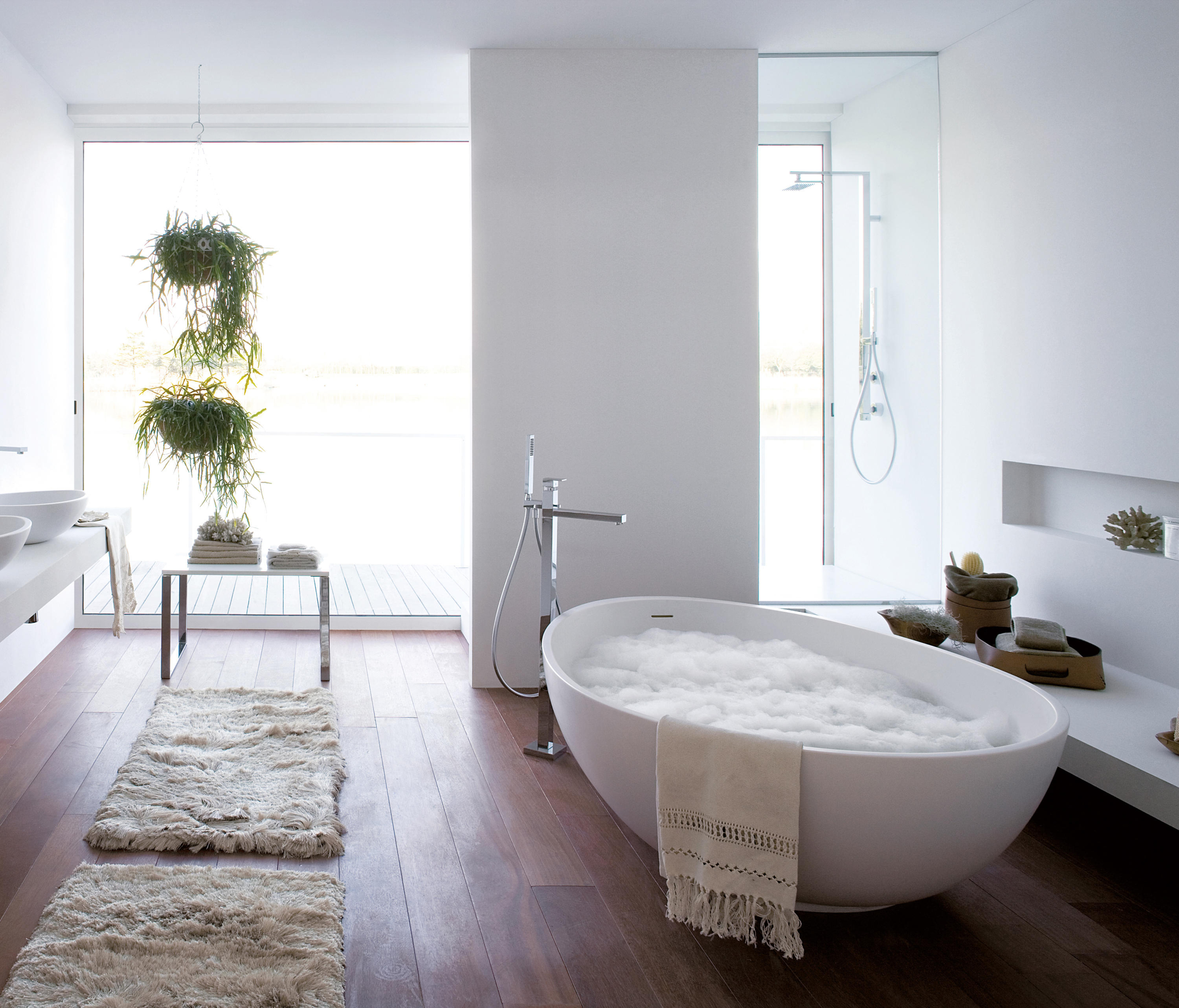 Wide bathtubs