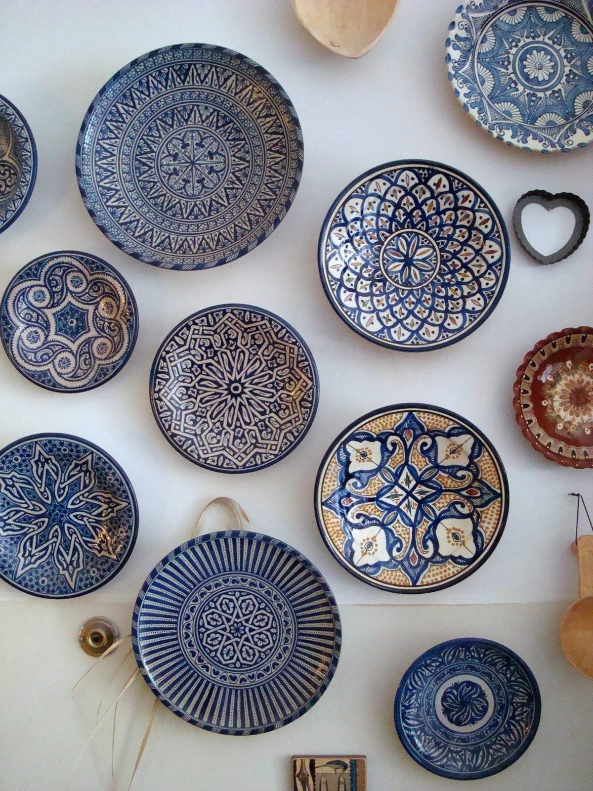 Decorative ceramic wall plates