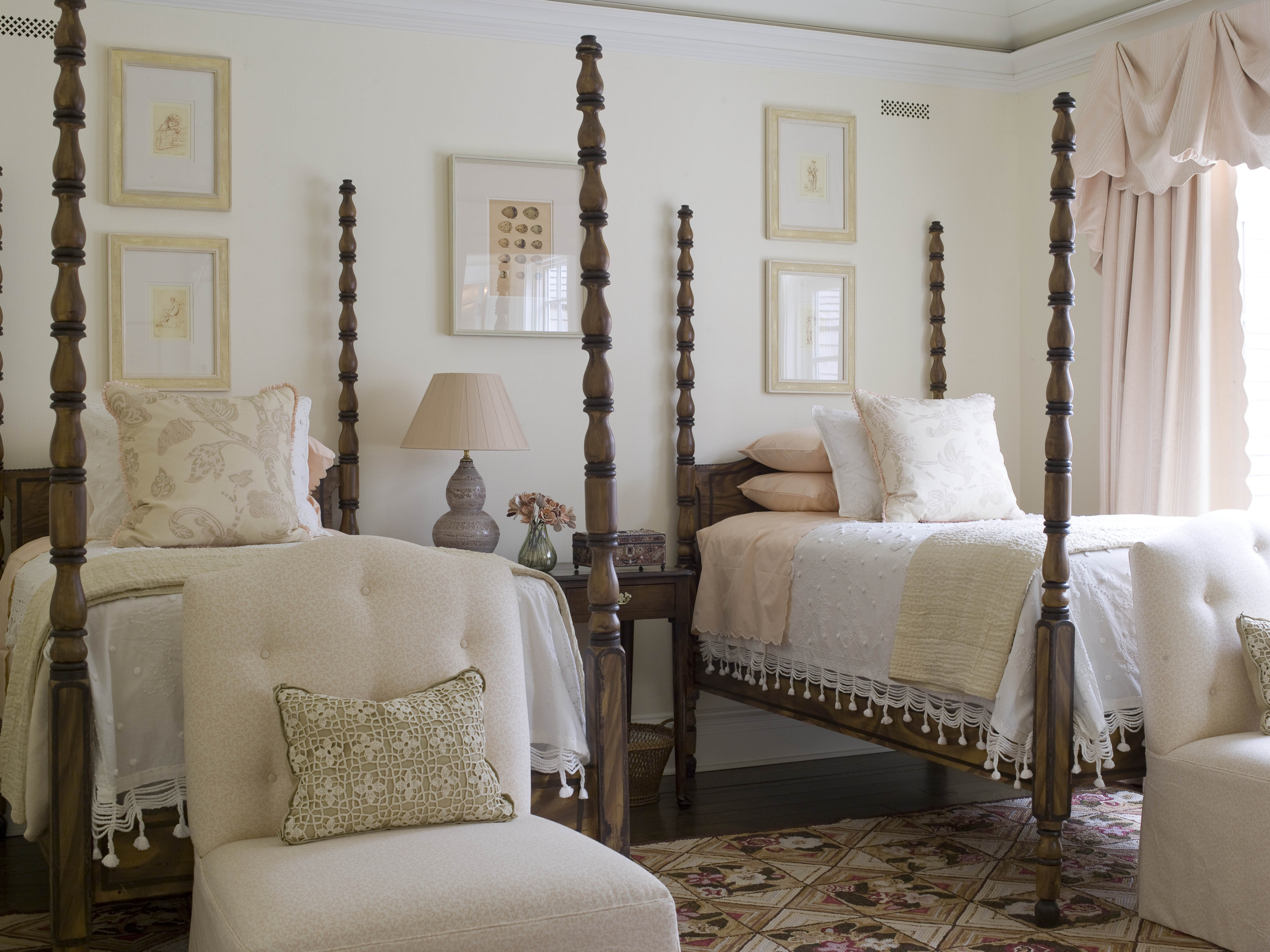 Four poster bed girls