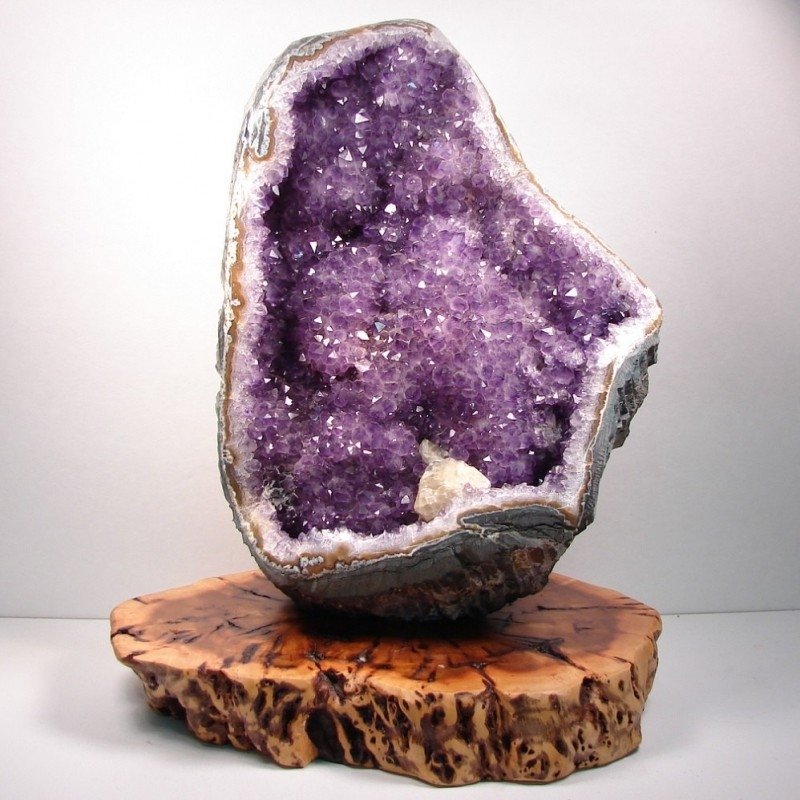 Large uruguay amethyst quartz crystal