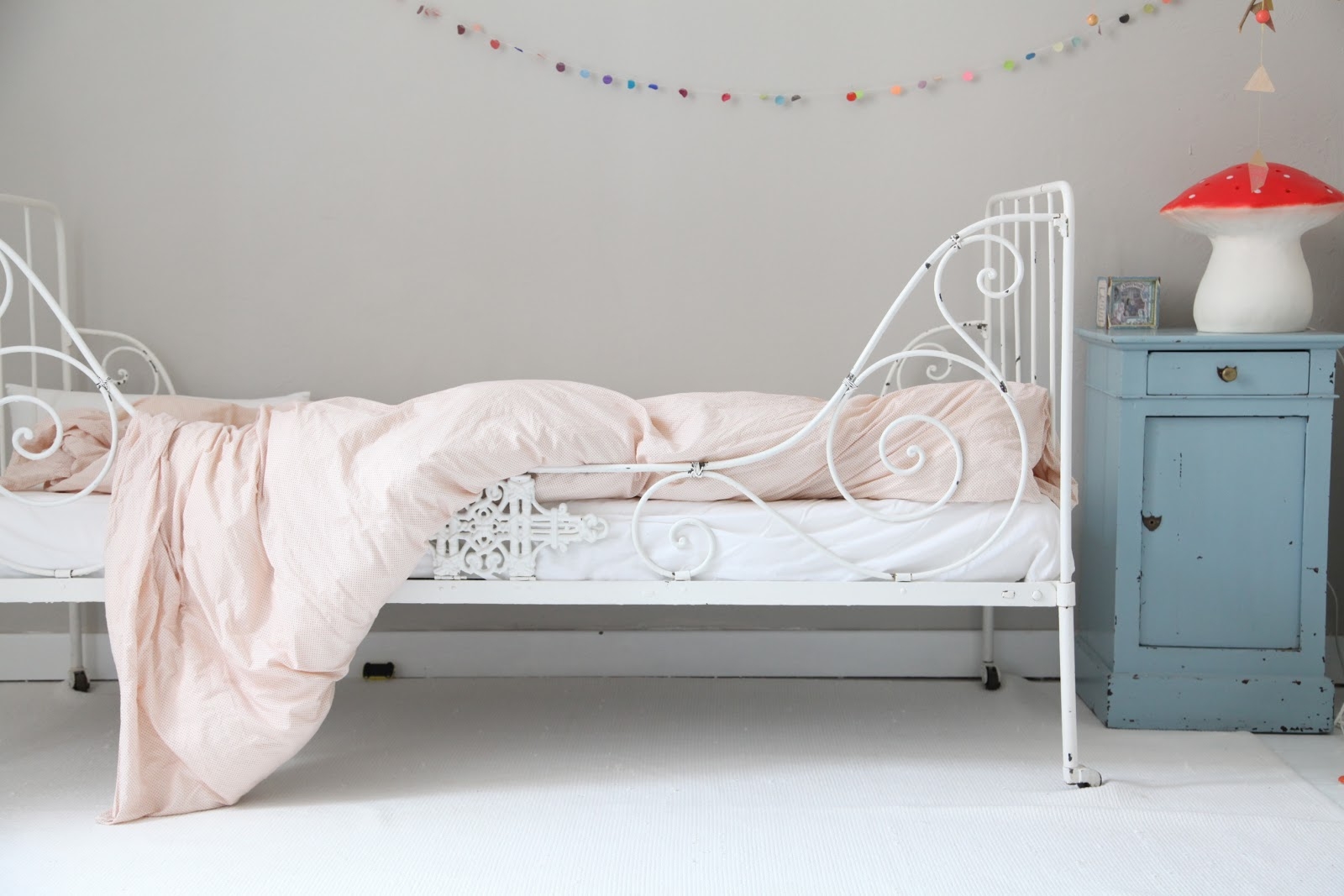 Metal toddler bed 15