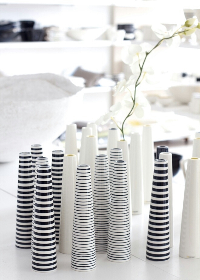 Black and white vase 1