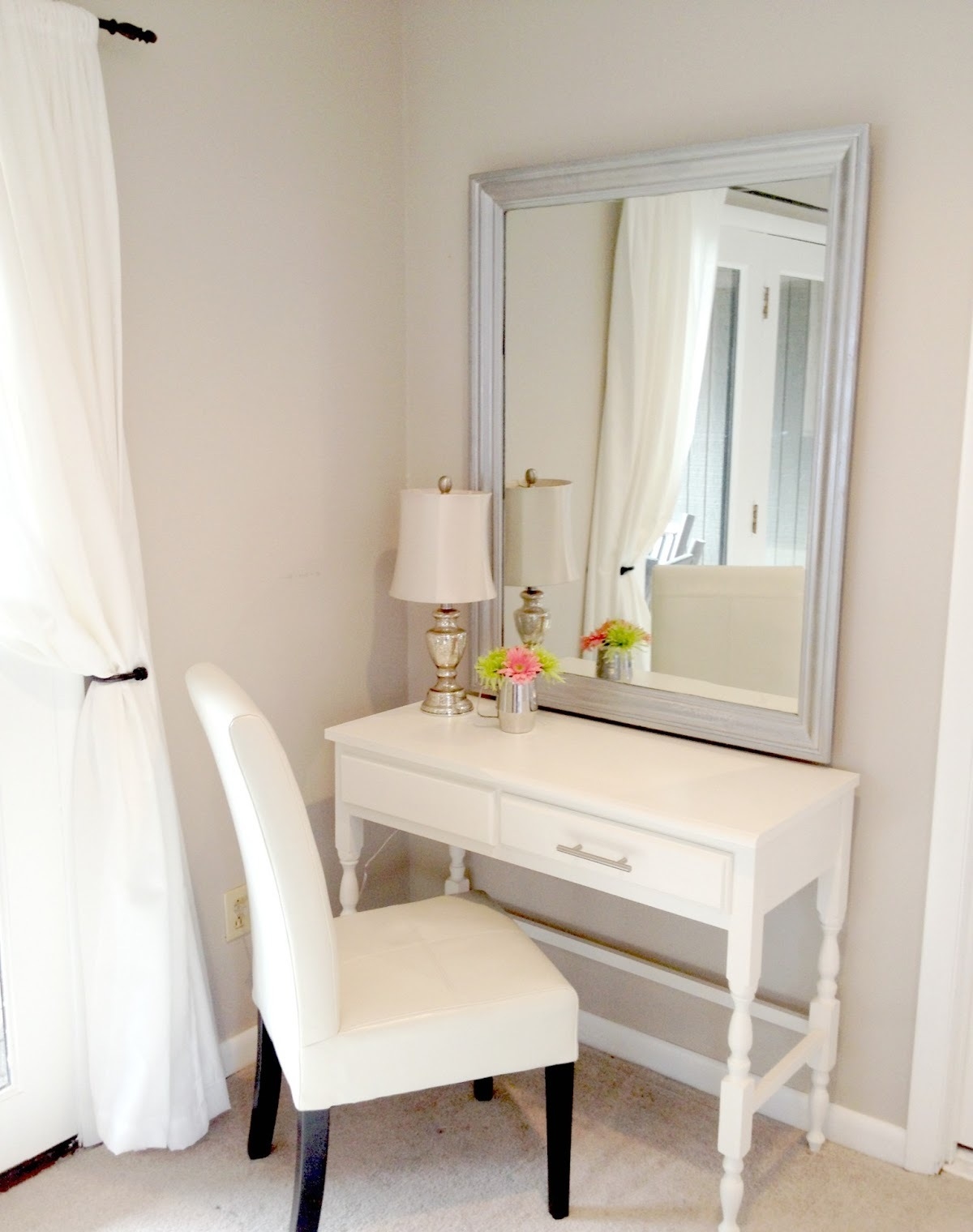 Vanity table no mirror