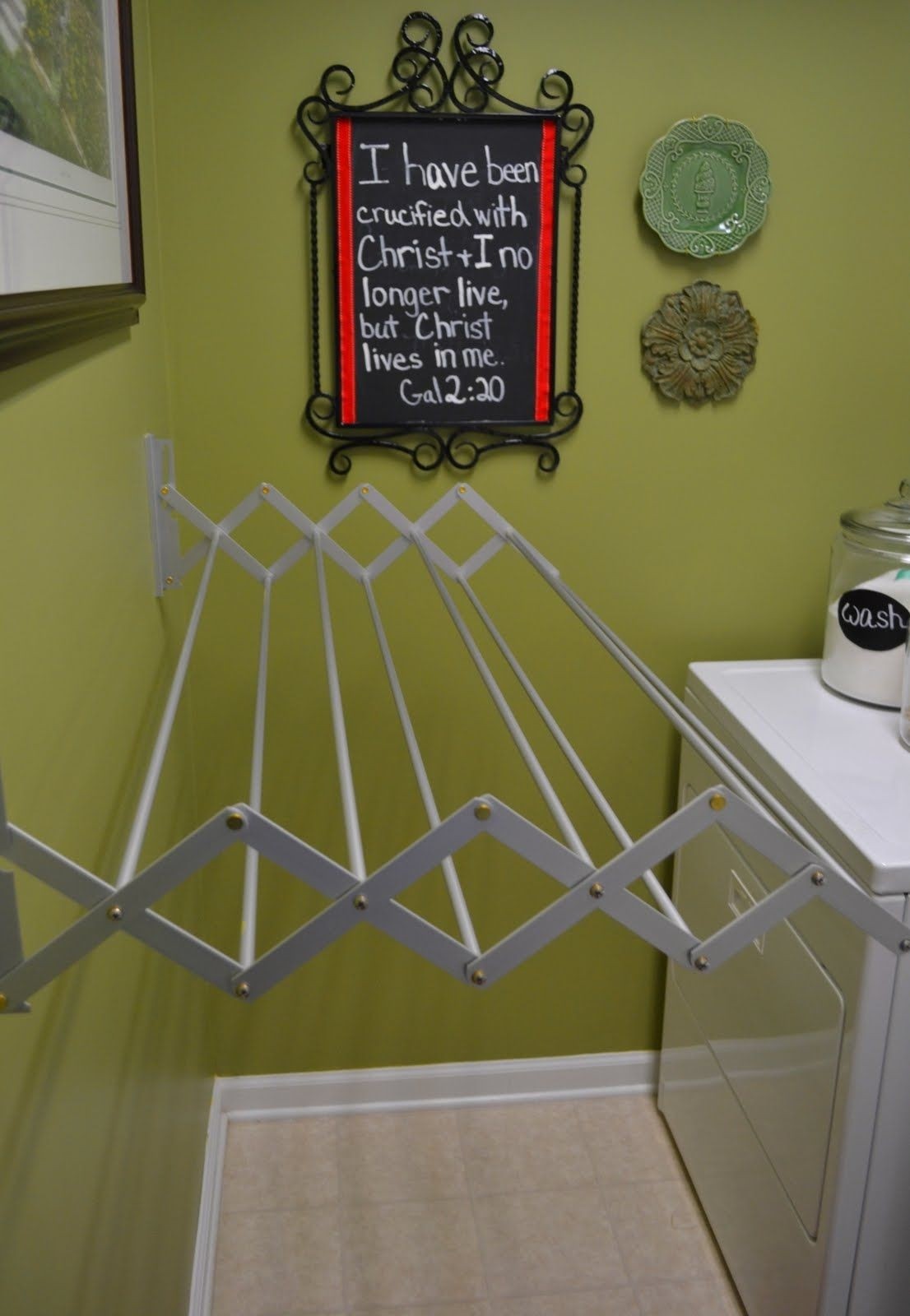 Retractable clothes hanger