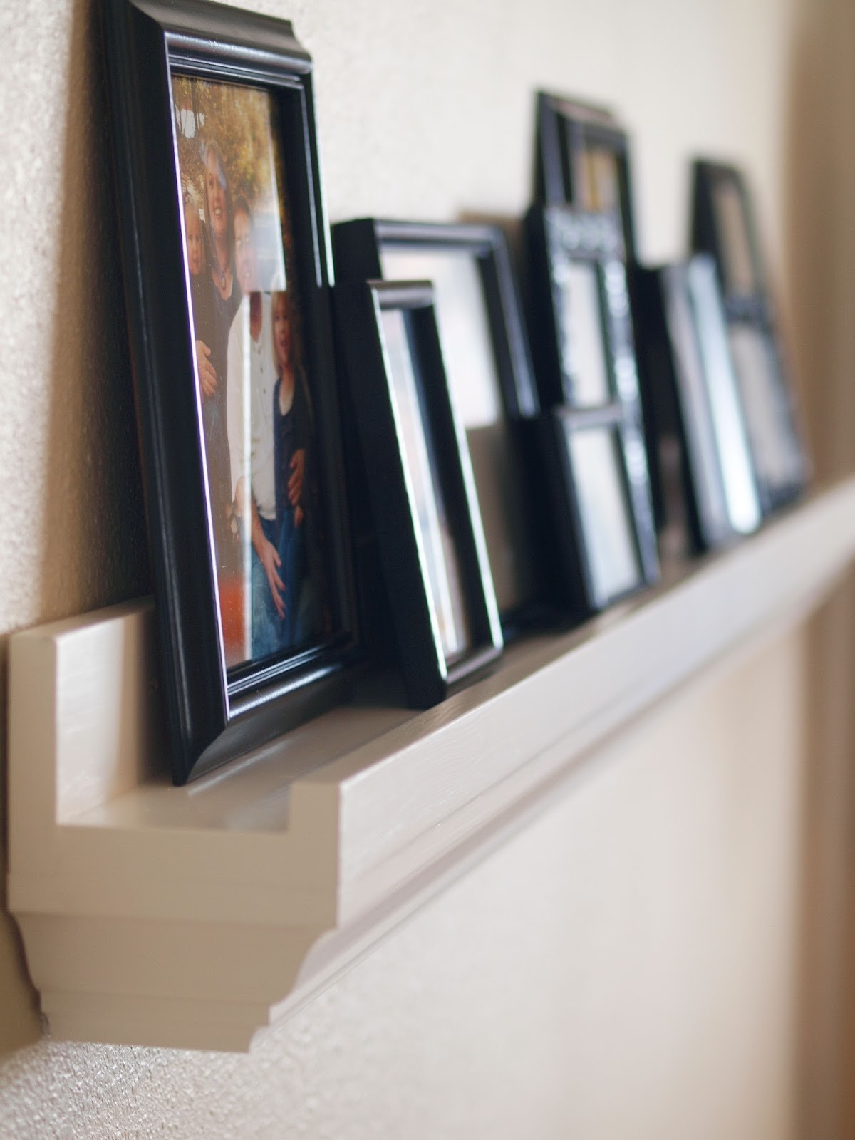 Crown molding ledge