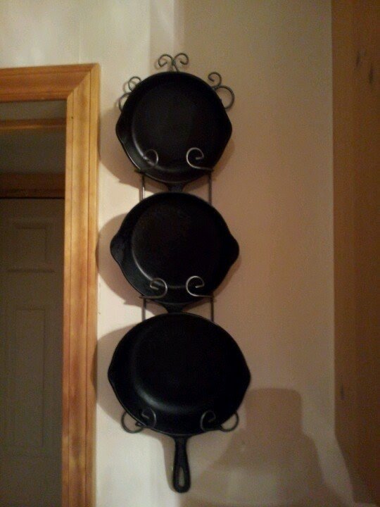 Corner pan stand
