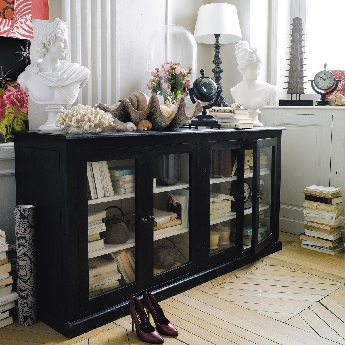 Black buffet with glass descartes
