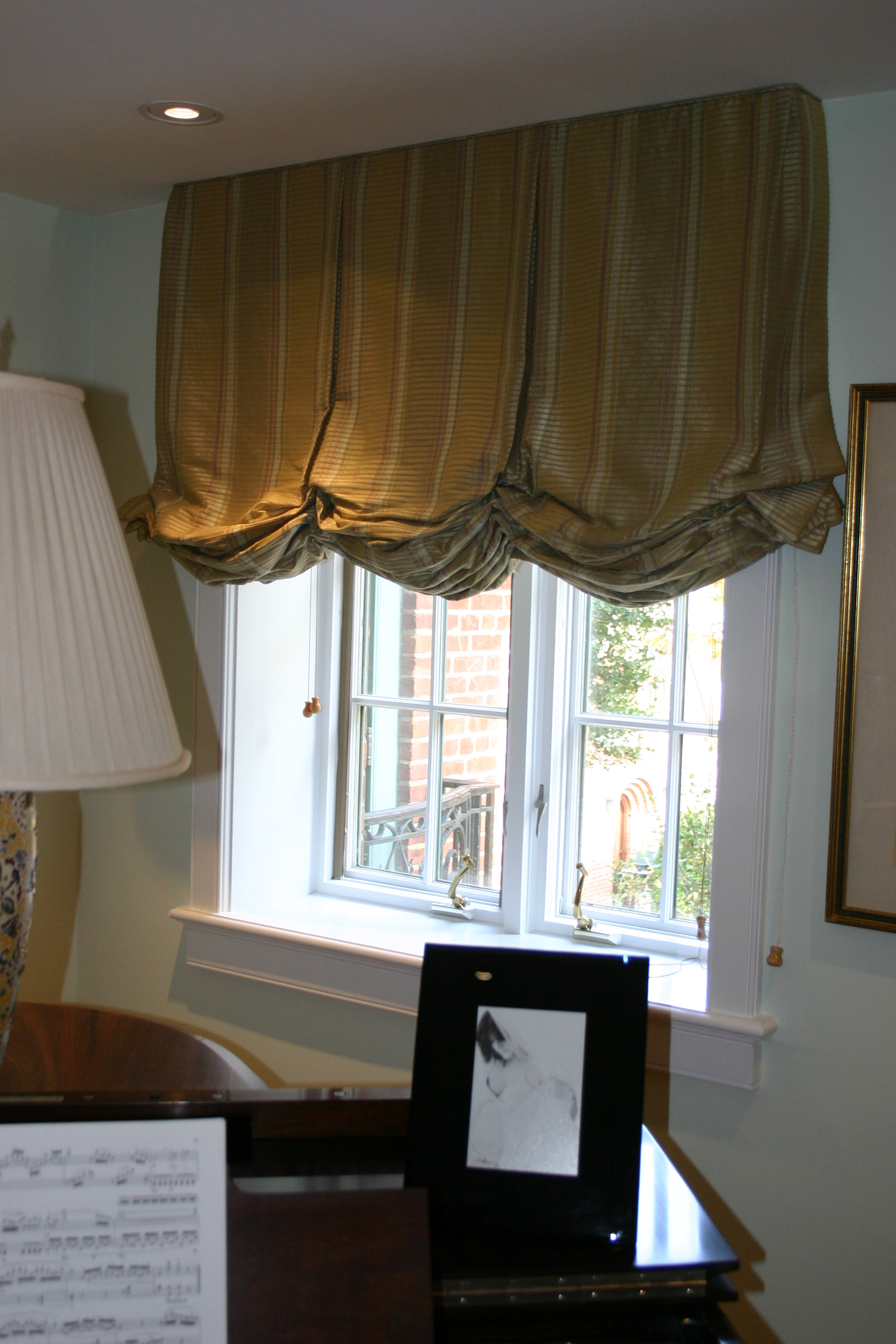 Balloon valance bay window 1